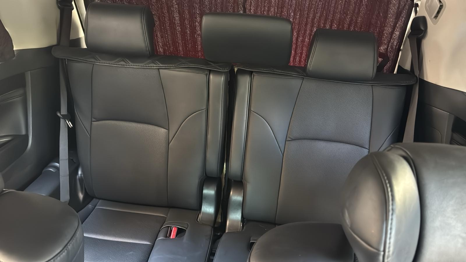 豪華七人車真皮座椅內籠