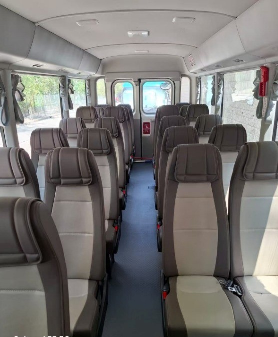 旅遊巴車廂內籠舒適座位